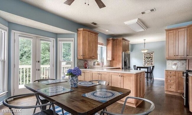 Foto del edificio - 4 br, 3.5 bath House - 110 GREENMONT CIR