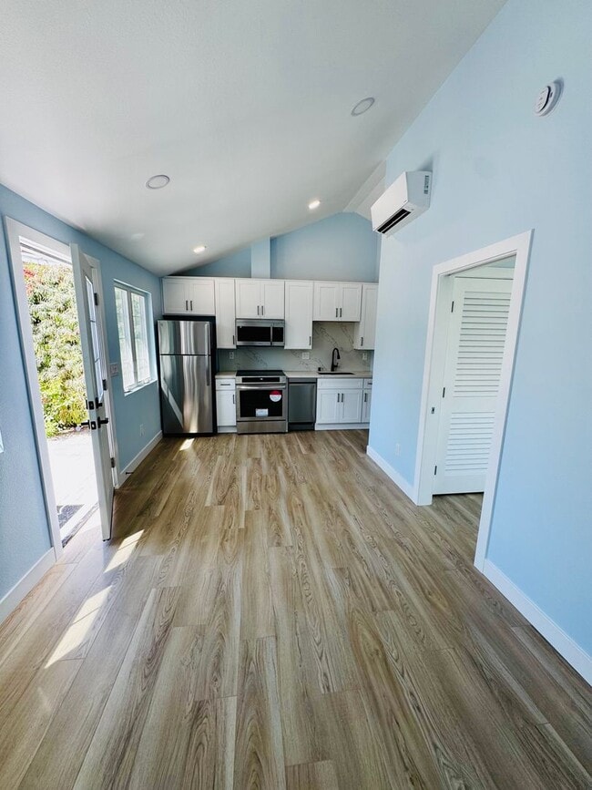 Building Photo - Gorgeous 1 Bedroom ADU with Laundry and pr...