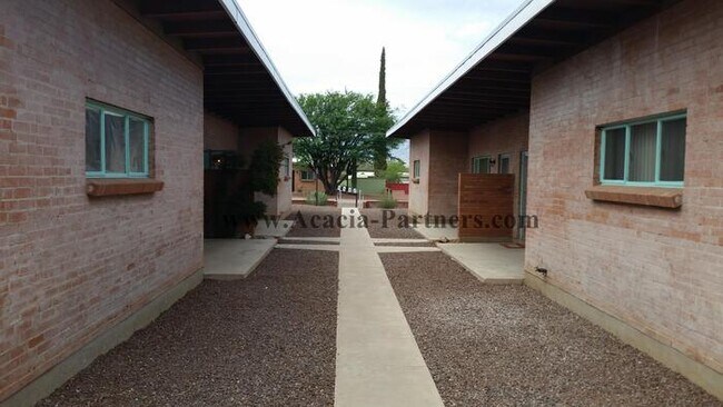 Building Photo - BEAUTIFUL 4-PLEX APT. W/ STORAGE