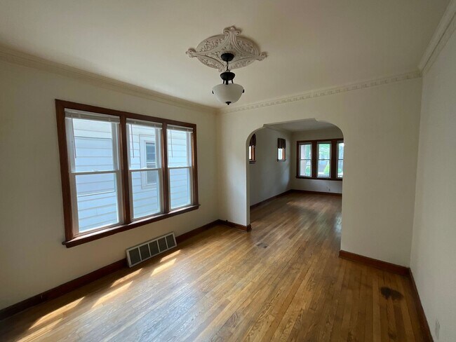 Building Photo - Charming 3-Bedroom in the Heart of Riverwest