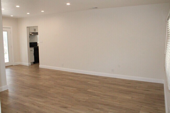 Foto del edificio - New New New!  3 Bedroom, 1 1/2 Bathroom Ho...
