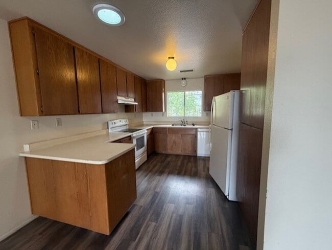 Building Photo - 2 Bedroom 2 Bath Contact Property Pros 928-634-7710