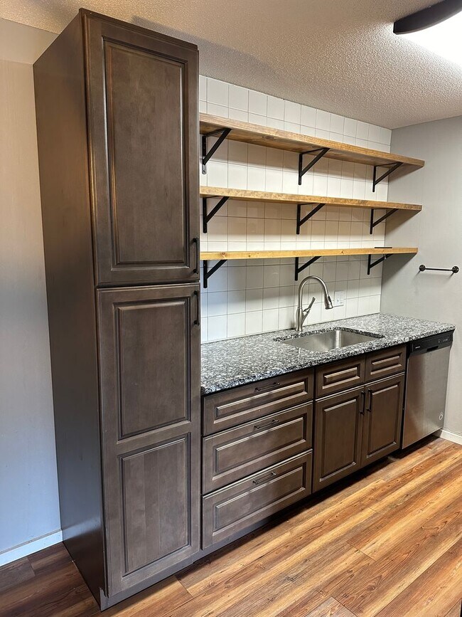 Building Photo - Updated 1 bedroom condo near Rosedale Mall!