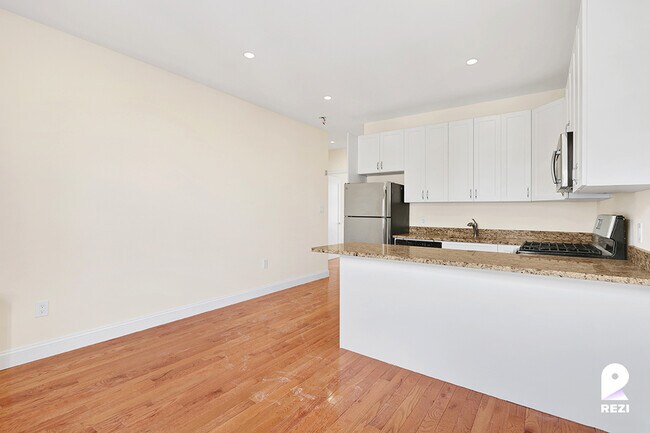 Building Photo - 720 W 172nd St