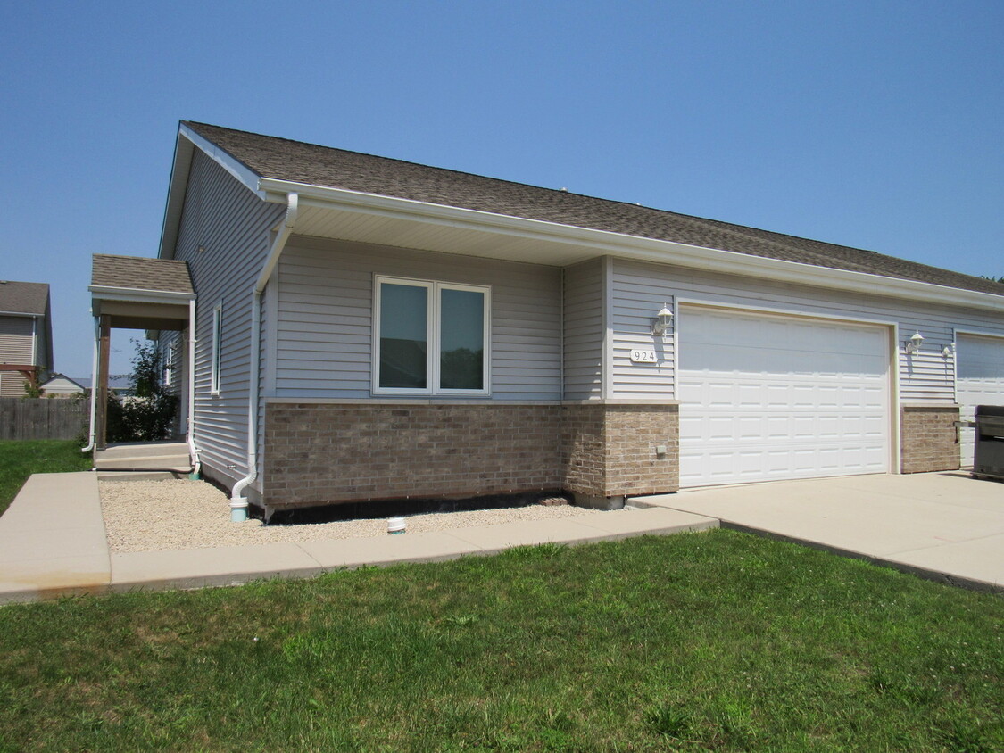 Primary Photo - 924 W Bergera Rd