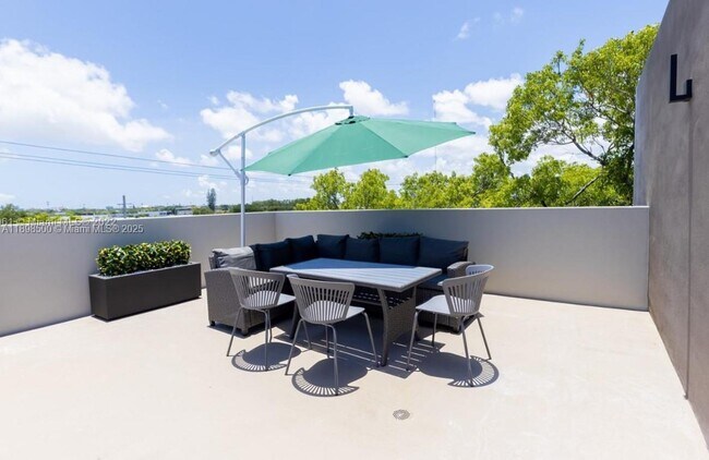 Foto del edificio - 7107 NE 4th Ct