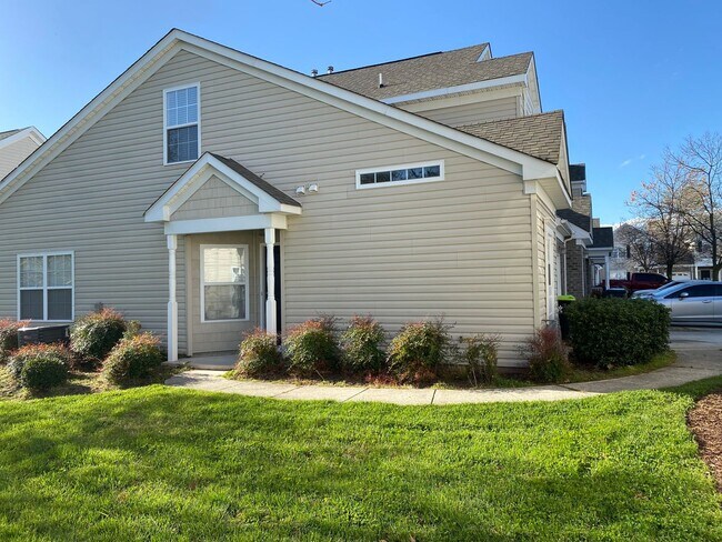 Foto del edificio - Spacious 4-Bedroom End-Unit Condo in Virgi...