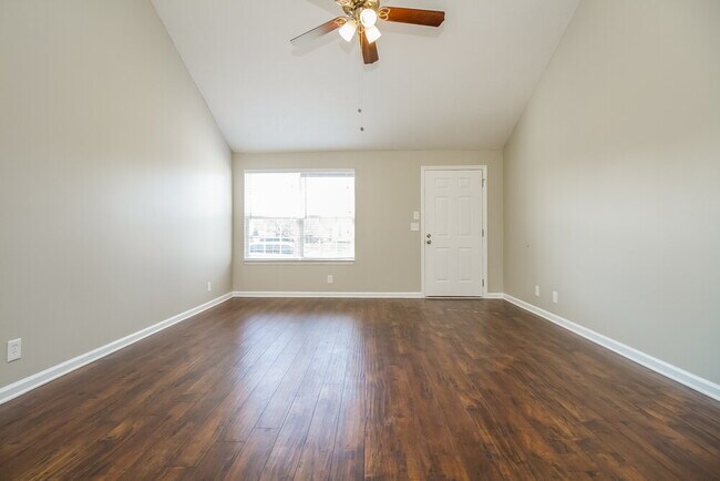 Building Photo - 3048 Roscommon Dr