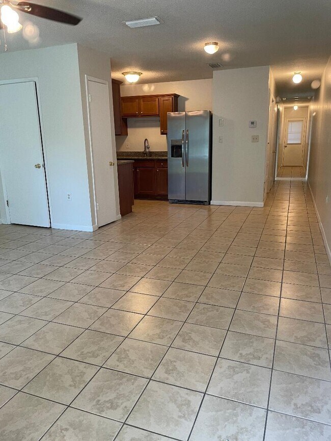 Building Photo - 504 Schneider Dr
