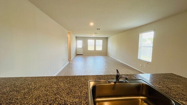 Foto del edificio - Spacious 4BR w/ Large Backyard – Close to ...