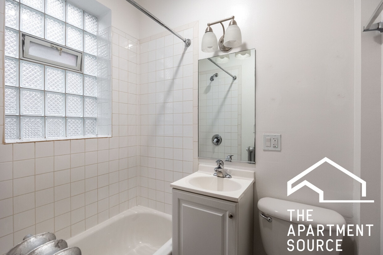 Building Photo - 4240 N Kenmore Ave