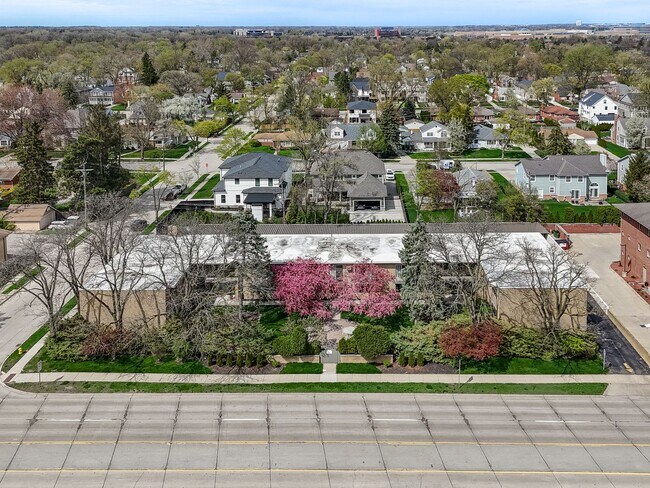 Foto del edificio - 2655 E Maple Rd