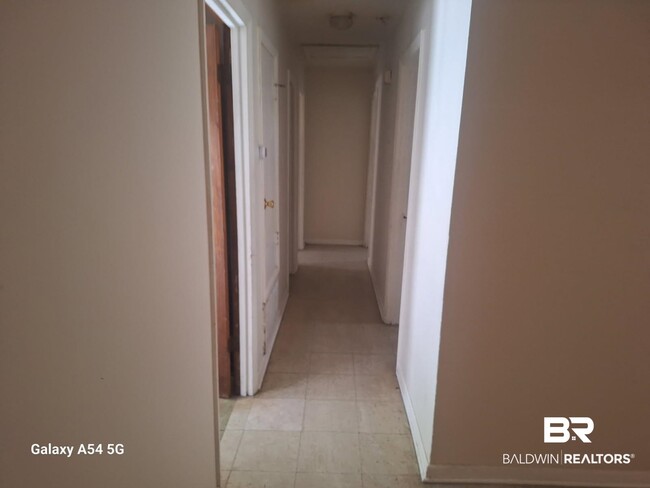 Building Photo - 2211 Wolf Ridge Rd