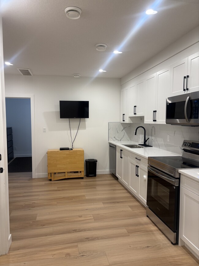 Building Photo - 9827 107 Av