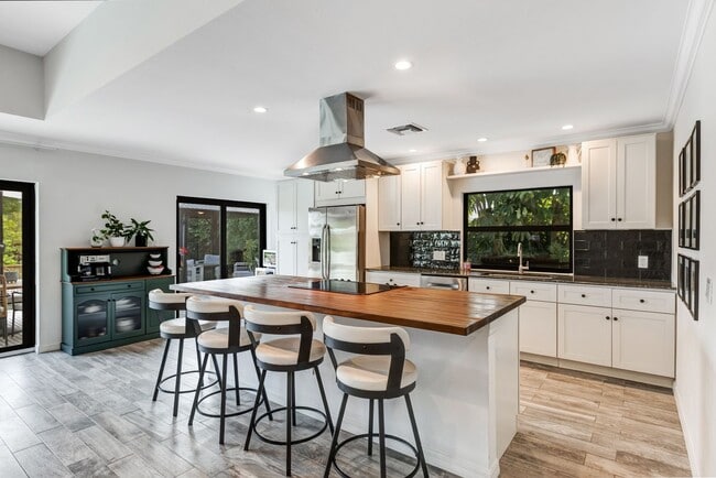 Building Photo - ** KINGS LAKE ** 3 BED + DEN / 2 BATH - POOL HOME - GREAT LOCATION! - ANNUAL RENTAL