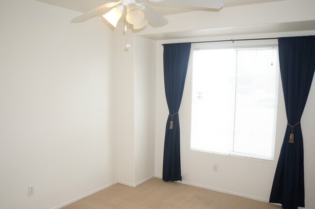 Building Photo - ADORABLE SINGLE STORY 2BEDROOM PLUS DEN!