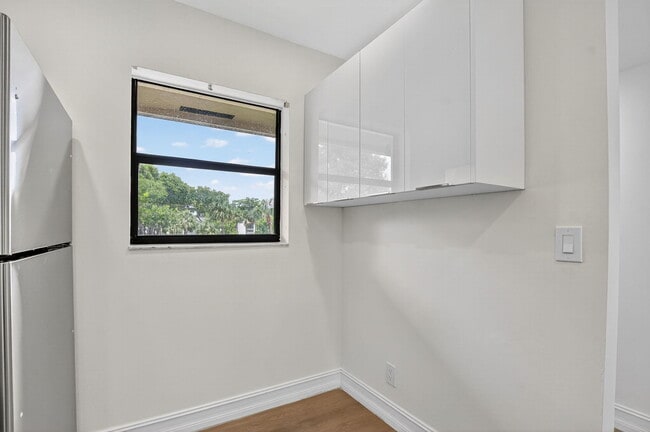 Building Photo - 6820 Palmetto Cir S