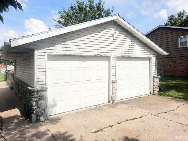 Building Photo - 3009 W Cypress Dr