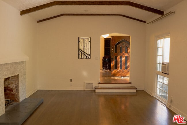 Building Photo - 2829 Beachwood Dr