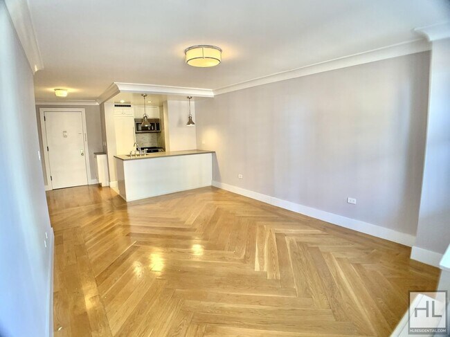 Foto del edificio - NO FEE 3 bedroom 2 bathroom with washer and dryer and Balcony / West 97th Street