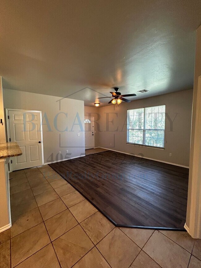 Building Photo - 3BR 2BA duplex with 2 car garage in Yukon!!