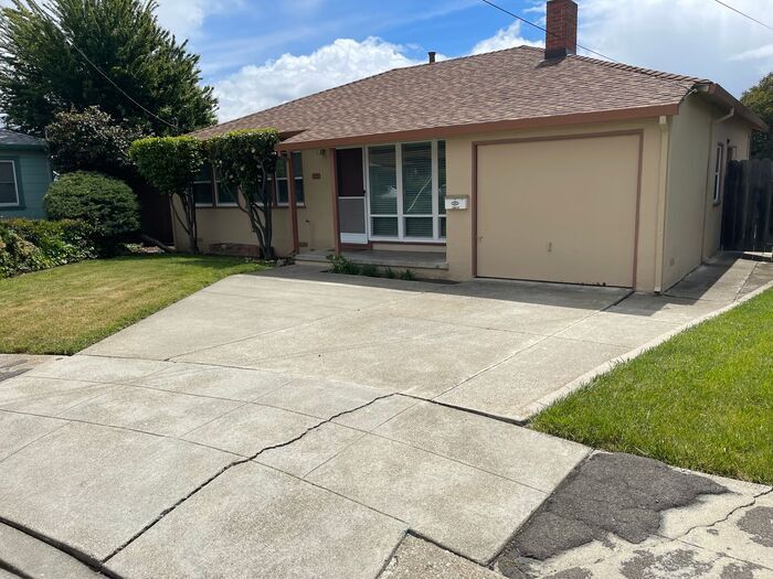 Primary Photo - 3 bedroom 1 bath SFH with BONUS room!