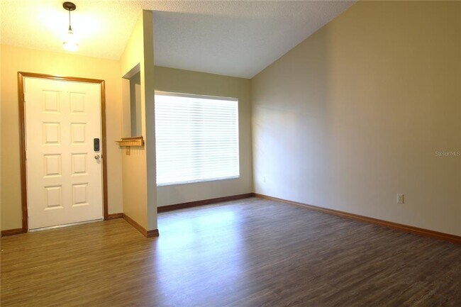 Building Photo - 1048 Aaron Dr