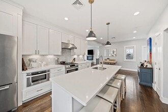 Building Photo - 230 Bowen St