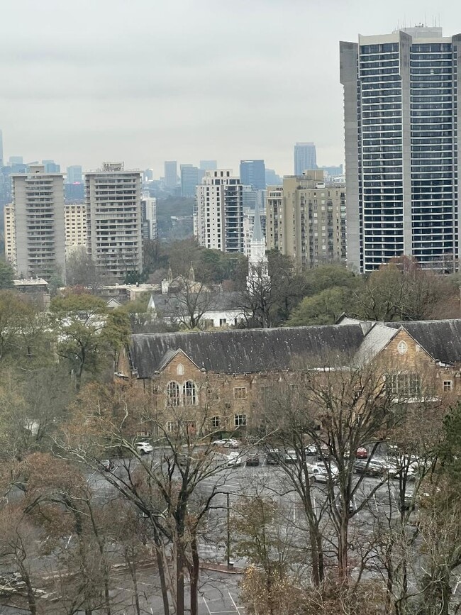 Foto del edificio - 2870 Pharr Court South NW