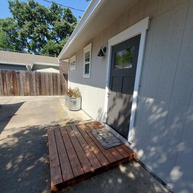 Building Photo - Private Poet's Corner 2bd/1ba property-mos...