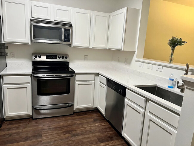 Foto del edificio - Room in Condo on Donatello Avenue