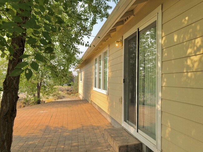 Building Photo - 2131 NW Canyon Ct