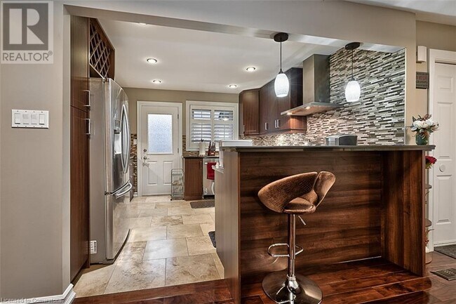 Photo du bâtiment - 180 Highland Rd W