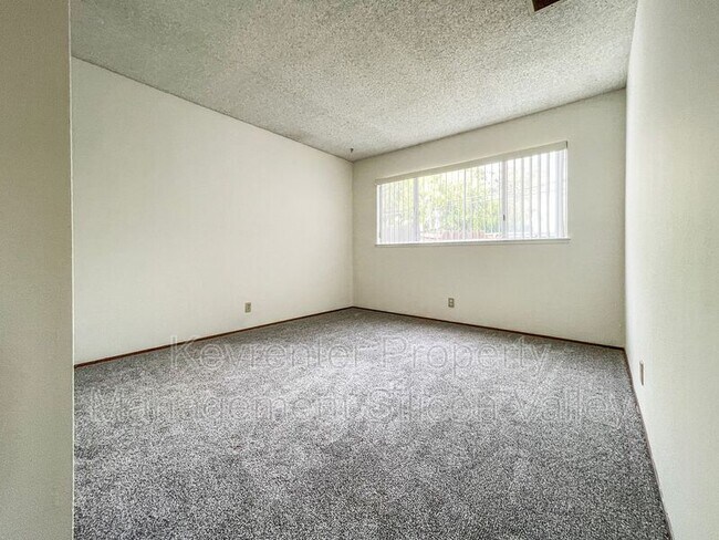 Building Photo - 365 Mustang St