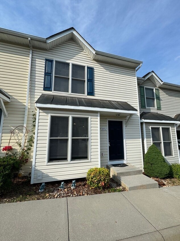 Primary Photo - Spacious Home With 2 Suites & Walk-Out Bas...