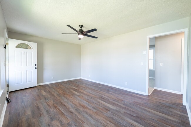 Building Photo - For Rent – Newly Renovated Duplex in Hendersonville, TN