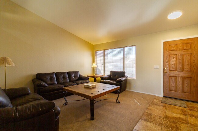 Building Photo - 3-bedroom 2 bath home with pool near Gilbe...