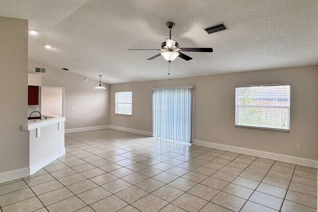 Foto del edificio - 332 Cloverdale Rd