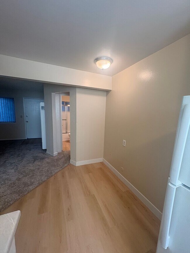 Foto del edificio - 1st floor 1 bedroom 1 bath apartment w/ assigned parking!