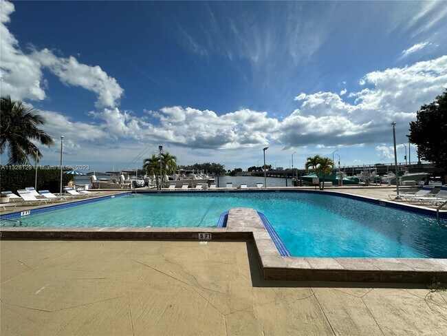 Foto del edificio - 150 SE 25th Rd