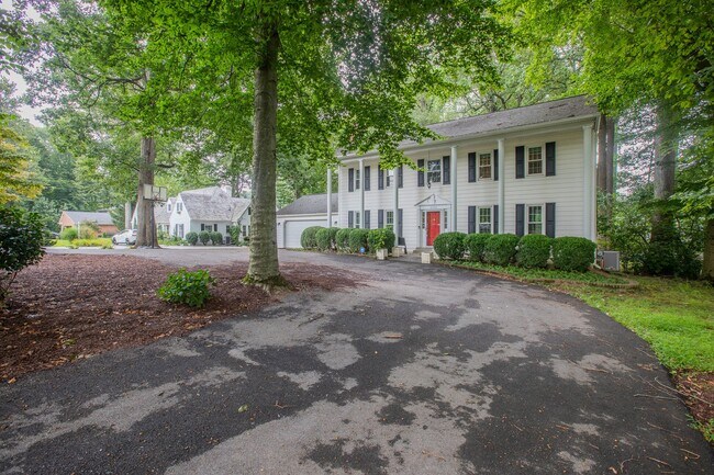 Foto del edificio - Spacious 5 BR/3.5 BA Single-Family Home in...