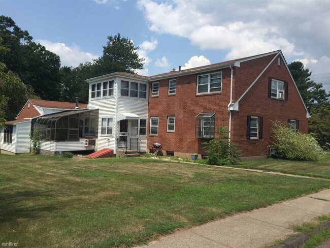 Building Photo - 207 Russell St