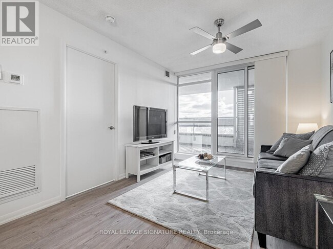 Photo du bâtiment - 800 Lawrence Ave W