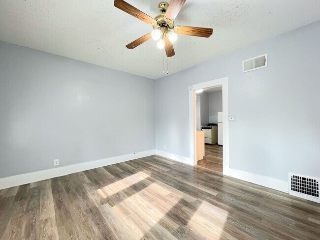 Building Photo - 511 N Poplar