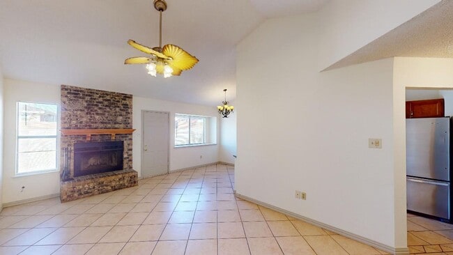 Building Photo - 3 Bed / 1.75 Bath in Alamogordo, NM!