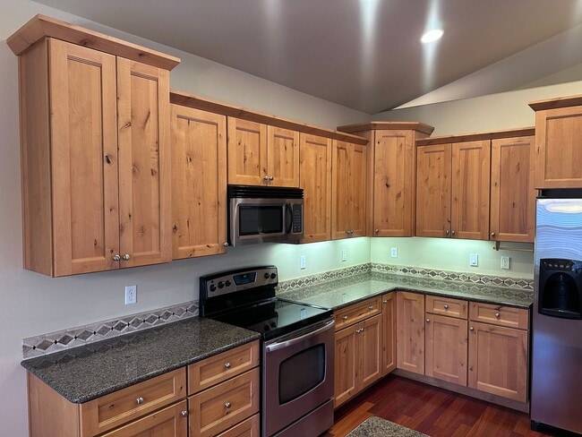 Building Photo - Luxury Living in Awbrey?Court: Your 4 Bed ...