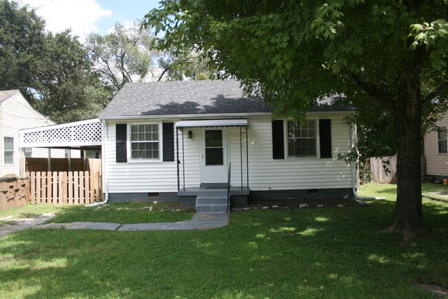Building Photo - 600 Delray Dr