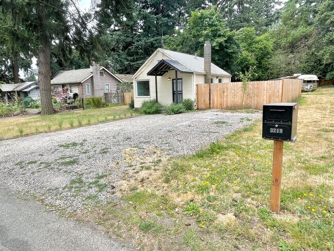 Building Photo - Powellhurst-Gilbert Remodeled Bungalow, Fenced Yard, Off-Street Parking, In-Unit Laundry