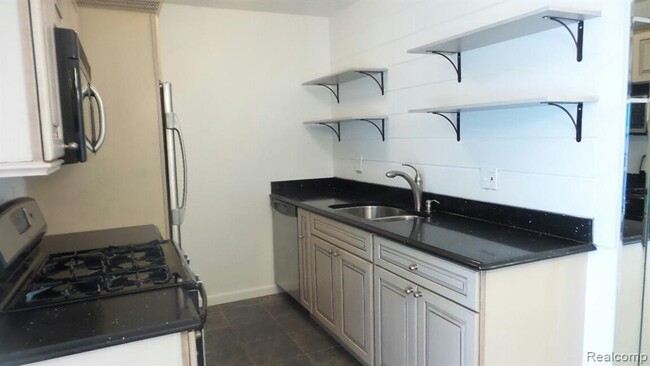 Foto del edificio - 17140 Clinton River Rd
