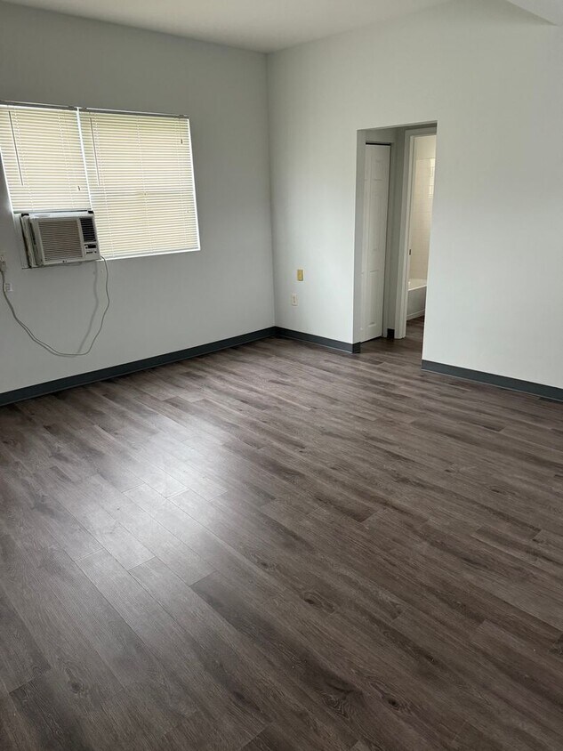 Building Photo - Now Leasing! Beautiful Studio.